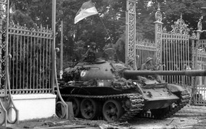 Bức ảnh “Xe tăng giải phóng tiến vào dinh Độc Lập”: Khoảnh khắc hòa bình qua lăng kính Trần Mai Hưởng