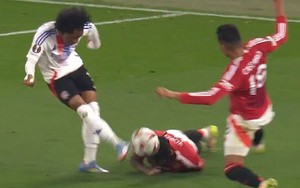 Sao 70 triệu euro của MU gây sốt với pha tắc bóng bằng đầu, khiến Rio Ferdinand thán phục