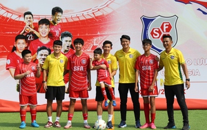 Tuấn Hải, Thành Chung và Hai Long khiến cầu thủ nhí phấn khích 
