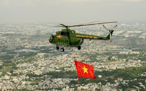 Theo cánh trực thăng mang cờ Tổ quốc, cờ Đảng bay trên bầu trời Thành phố mang tên Bác