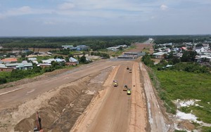 Thủ tướng yêu cầu đẩy nhanh giải phóng mặt bằng, khai thác vật liệu cho các dự án đường bộ cao tốc