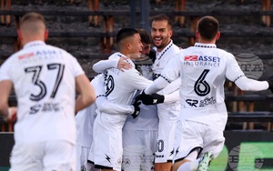 Sao Việt kiều ở châu Âu giúp đội nhà thắng kịch tính với 10 người, mang tin vui cho HLV Kim Sang Sik