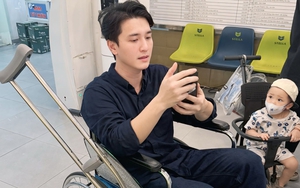 Thêm một sao Vbiz gặp chấn thương khi chơi pickleball, phải dùng xe lăn