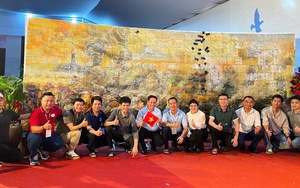 "Đất nước trọn niềm vui" qua ngôn ngữ gốm sứ