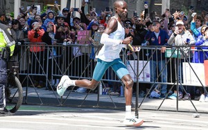 Những 'siêu xe' thống trị đường đua Boston Marathon 2025