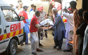 Lật ca nô tại Côte d’Ivoire, ít nhất 12 trẻ em thiệt mạng - Tai nạn đường bộ thảm khốc ở miền Nam Pakistan