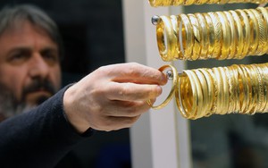 Giá vàng hôm nay 25/4: Chờ đàm phán Mỹ - Trung, giá thế giới phục hồi