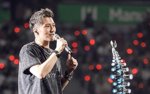 Tạ Đình Phong tái xuất sân khấu sau 25 năm