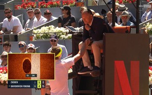 Hài hước tay vợt số 2 thế giới dùng điện thoại chụp bằng chứng để chống lại công nghệ mắt diều hâu khi đang thi đấu