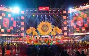 Gần 2.000 ca sĩ, diễn viên… biểu diễn chương trình "Đất nước trọn niềm vui" tại TP. Hải Dương