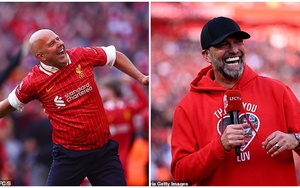 Arne Slot có hành động đặc biệt với Jurgen Klopp sau khi đưa Liverpool vô địch Premier League