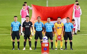 Tin nóng bóng đá Việt hôm nay 30/4: CLB SLNA đề nghị cơ quan chức năng điều tra trọng tài; Hà Nội FC khiến cả V-League ngỡ ngàng