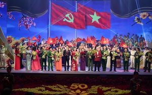 Ba giọng ca vàng của làng nhạc cách mạng hòa giọng trong chương trình "Đảng trong mùa Xuân đại thắng"