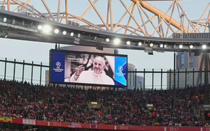 CĐV Arsenal bị chỉ trích vì náo loạn trong phút mặc niệm tưởng nhớ Giáo hoàng