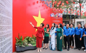 50 năm thống nhất đất nước: Đến trụ sở TTXVN "check-in" cùng Bản tin Chiến thắng 30-4