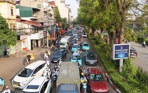 Ùn tắc kéo dài trên nhiều tuyến đường trước kỳ nghỉ lễ 30/4-1/5