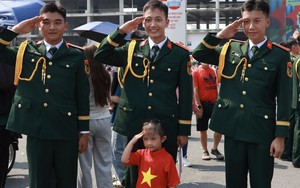 Xúc động hình ảnh chiến sĩ diễu binh, diễu hành "đi trong vòng tay nhân dân"