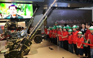 Sắc Cờ đỏ Sao vàng nhuộm thắm Bảo tàng Lịch sử Quân sự Việt Nam