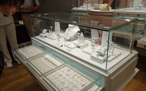 Giá vàng tiếp tục xu hướng giảm 