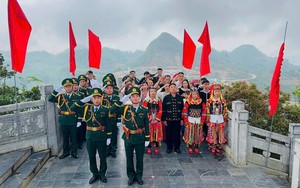 Lễ thượng cờ tại Cột cờ Quốc gia Lũng Cú trong Ngày thống nhất đất nước