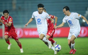 Văn Toàn tái xuất bằng cú đúp, HLV Kim Sang Sik mừng thầm