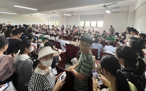 Hà Nội khắc phục tình trạng “xếp hàng xin học đầu năm”
