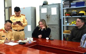 Du khách Latvia xúc động nhận lại ví bị rơi ở Hà Giang sau 4 ngày