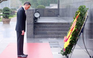 Thủ tướng Tây Ban Nha Pedro Sánchez vào Lăng viếng Chủ tịch Hồ Chí Minh