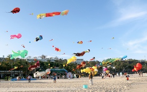 Biển Phan Thiết đông nghịt người dân và du khách