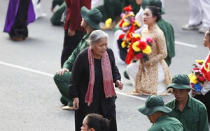 NSƯT 80 tuổi thức trắng đêm chuẩn bị cho màn biểu diễn xúc động ở đại lễ 30/4