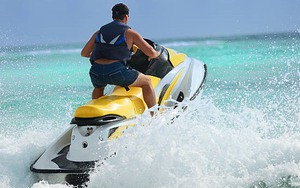 Mô tô nước lao lên bờ làm 2 người thương vong