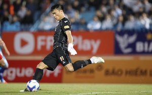 Bùi Tiến Dũng khiến cuộc đua trụ hạng V-League 'nóng rực'