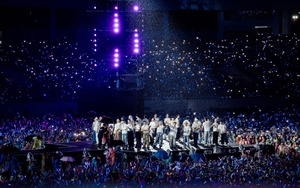 Dàn "Anh trai say hi" cùng hơn 10 ngàn khán giả cùng hát dưới mưa