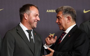 HLV Hansi Flick nhận món quà đặc biệt sau chiến thắng kịch tính ở trận Kinh điển