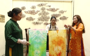 Người trẻ tiếp nối di sản truyền thống - nghề dệt lụa bằng kỹ thuật hiện đại
