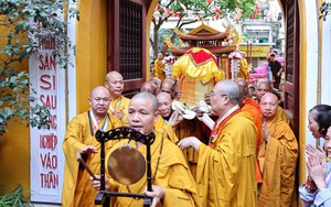Hàng nghìn phật tử và người dân cung rước Xá lợi Phật về Hà Nội