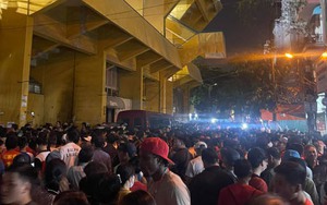 Sân Hàng Đẫy quá tải, rất nhiều CĐV không thể vào xem trận CAHN vs Buriram United