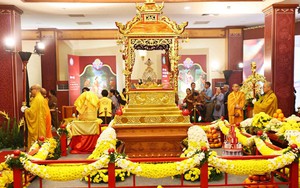 Phật tử và nhân dân đến chiêm bái xá lợi Đức Phật tại chùa Quán Sứ