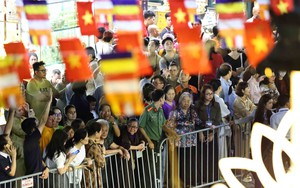 Hàng vạn người dân xếp hàng xuyên đêm chiêm bái xá lợi Đức Phật tại Hà Nội