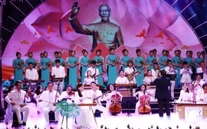 Xúc động chương trình nghệ thuật đặc biệt “Quà tháng 5 dâng Người”