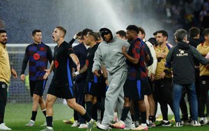 Đối thủ bật vòi phun nước, không cho Barcelona ăn mừng chức vô địch La Liga