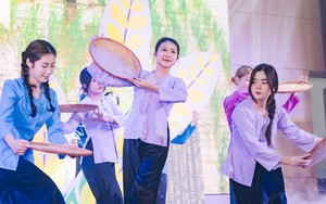 Sinh viên Hà Nội dựng vũ kịch "Hạt gạo làng ta" khiến nhà thơ Trần Đăng Khoa bất ngờ