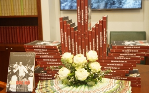 Ra mắt cuốn sách “135 chuyện kể về Bác Hồ” và phòng trưng bày sách về Bác