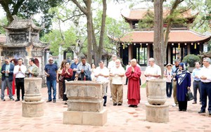 Đoàn đại sứ, trưởng đại diện tổ chức quốc tế tại Việt Nam thăm di tích Côn Sơn - Kiếp Bạc