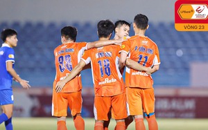 Thủ môn đối phương mắc sai lầm khó tin, đội bóng của Bùi Tiến Dũng giành thắng lợi với 10 người