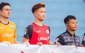 Hoàng Đức nghẹn ngào trong ngày Phù Đổng Ninh Bình vô địch hạng nhất, sớm thăng hạng V-League