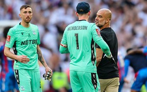 Guardiola xô xát với người hùng của Crystal Palace