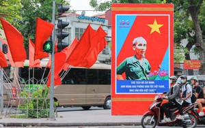 Hà Nội rực rỡ cờ hoa chào mừng 135 năm Ngày sinh Chủ tịch Hồ Chí Minh