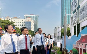 Trưng bày những hình ảnh về cuộc đời Chủ tịch Hồ Chí Minh