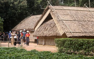 Mái nhà tranh nghĩa tình ở Khu di tích quốc gia đặc biệt Kim Liên